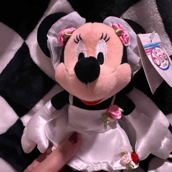Minnie Wedding 9” retired Disney Merchandise - Picture 7 of 9